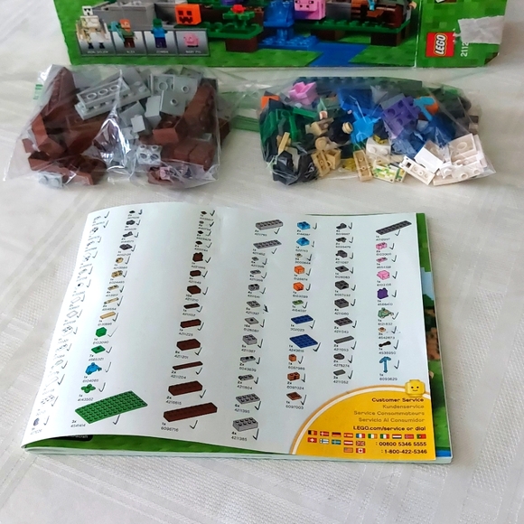 Lego Minecraft: The Iron Golem #21123 - Picture 2 of 3